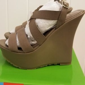 Charles David strappy nude/taupe wedges size 7 NWT